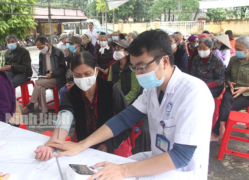 Khám, cấp thuốc miễn phí cho người cao tuổi xã Ninh Xuân