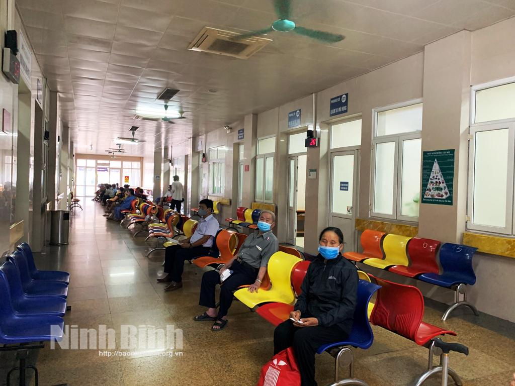 Bệnh viện đa khoa tỉnh thực hiện khám, chữa bệnh BHYT vào ngày Chủ nhật