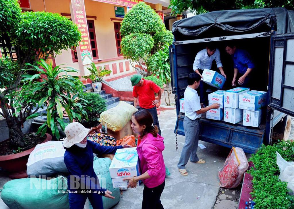 San sẻ yêu thương với đồng bào miền Trung