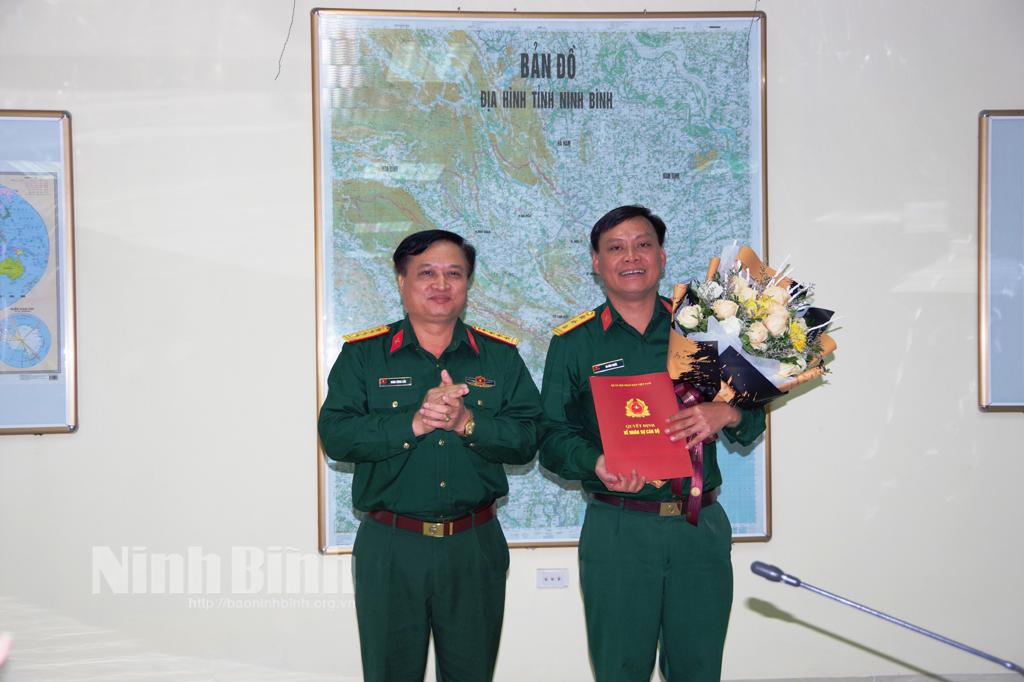 Thường vụ Đảng ủy Quân sự tỉnh trao Quyết định chuyển ngành đối với cán bộ