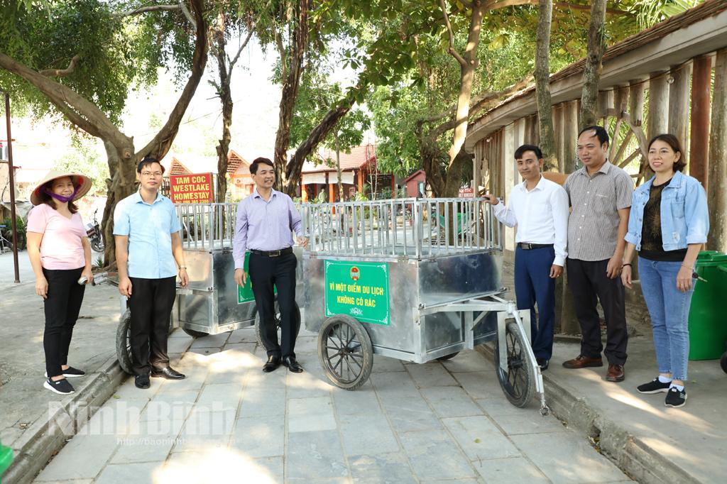 Bàn giao trang thiết bị hỗ trợ mô hình bảo vệ môi trường làng nghề