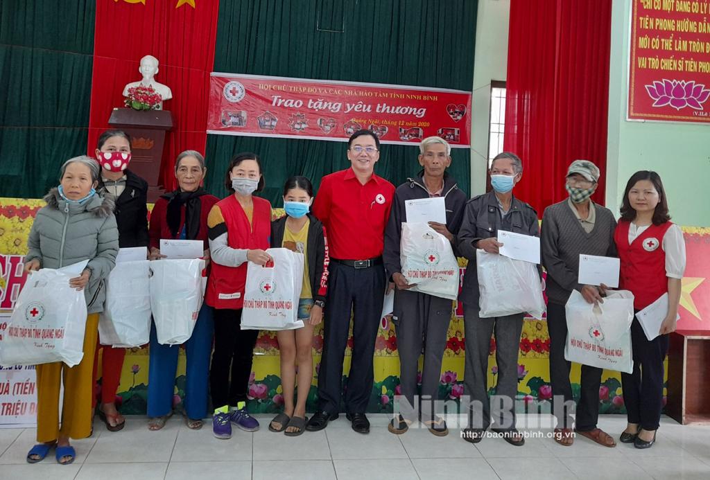 Hội Chữ thập đỏ tỉnh Ninh Bình: Tặng quà người dân 6 tỉnh miền Trung gần 1 tỷ đồng