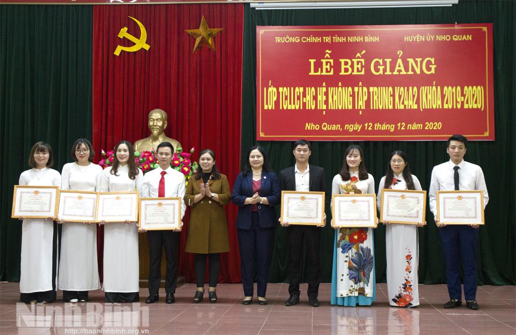 Bế giảng lớp trung cấp lý luận - hành chính K24A2 huyện Nho Quan