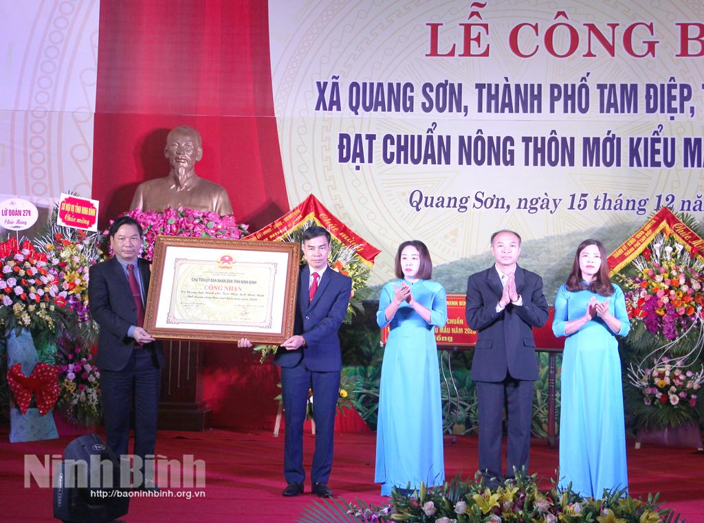 Quang Sơn đón bằng công nhận xã đạt chuẩn nông thôn mới kiểu mẫu