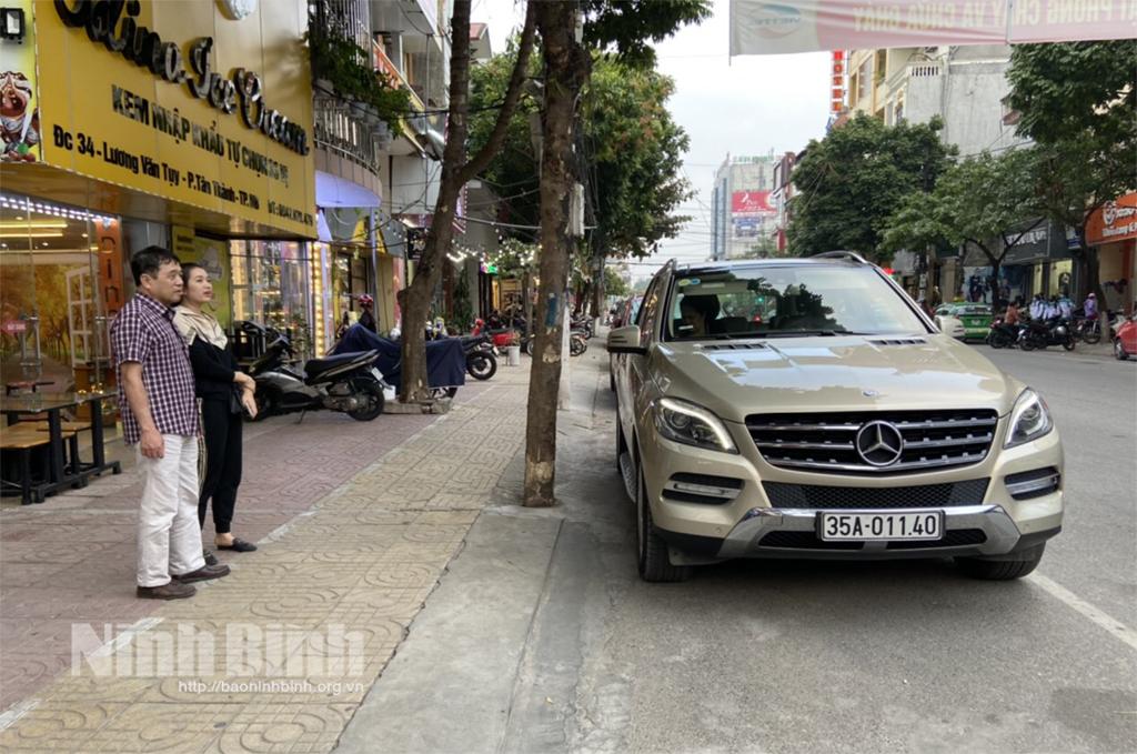 Thành phố Ninh Bình, nhiều điểm đỗ xe tạm thời được xây dựng