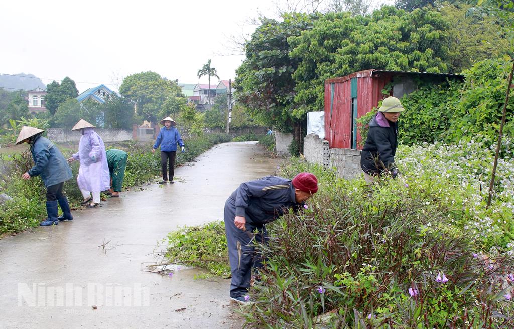 Người cao tuổi xã Ninh Mỹ tham gia xây dựng nông thôn mới kiểu mẫu