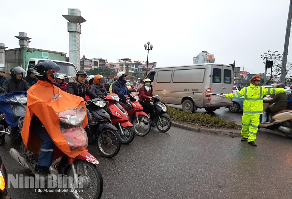 Cần khắc phục tình trạng ùn tắc giao thông khu vực cầu Lim