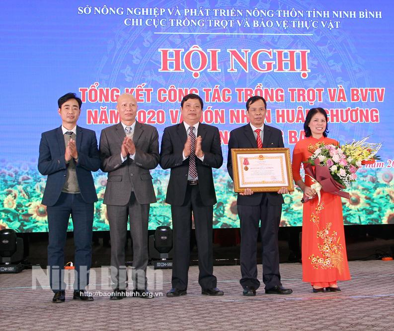 Chi cục Trồng trọt và Bảo vệ thực vật đón nhận Huân chương Lao động hạng Ba