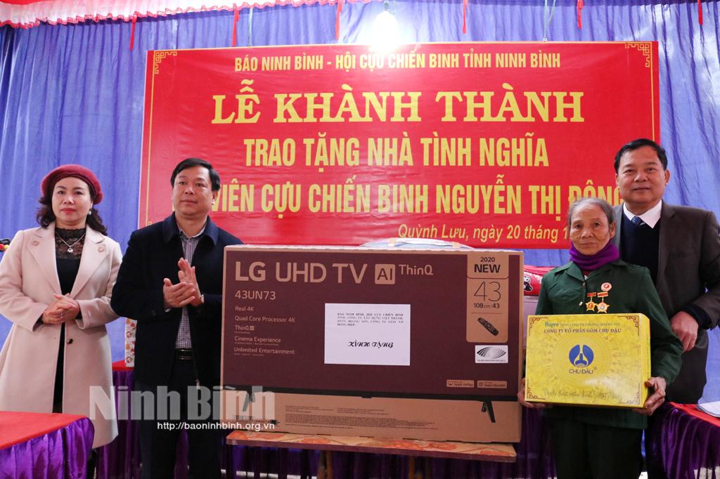 Khánh thành và trao tặng nhà tình nghĩa cho cựu chiến binh nghèo
