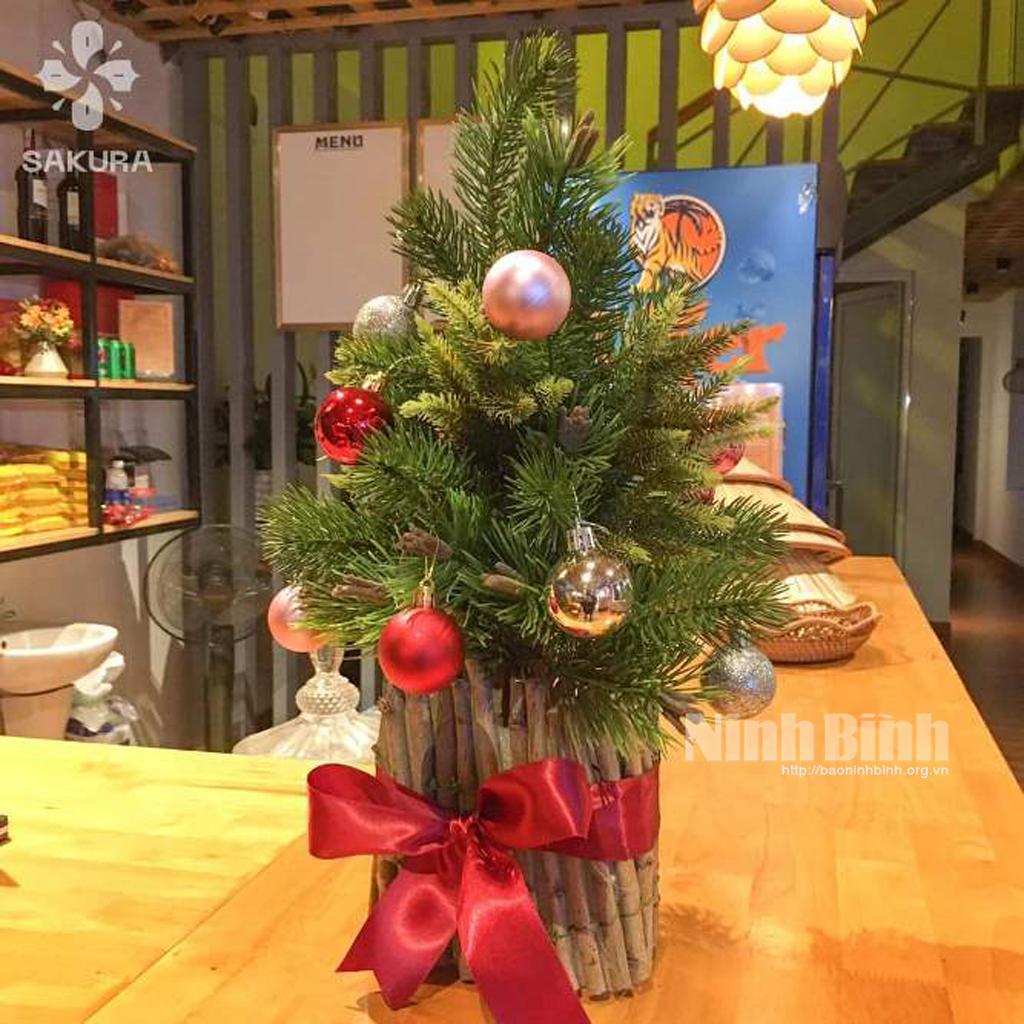 Ngập tràn đồ trang trí phục vụ lễ Noel