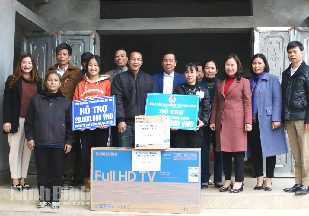 Trao kinh phí hỗ trợ xây dựng nhà "Mái ấm Công đoàn"