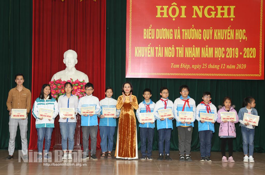 Khen thưởng Quỹ Khuyến học, khuyến tài Ngô Thì Nhậm