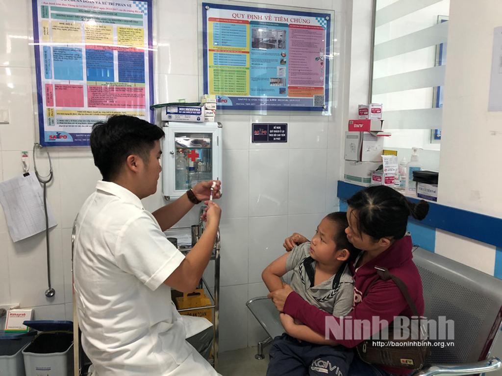 Khó kiểm soát đàn chó nuôi trong dân: Còn nhiều người phải tiêm phòng