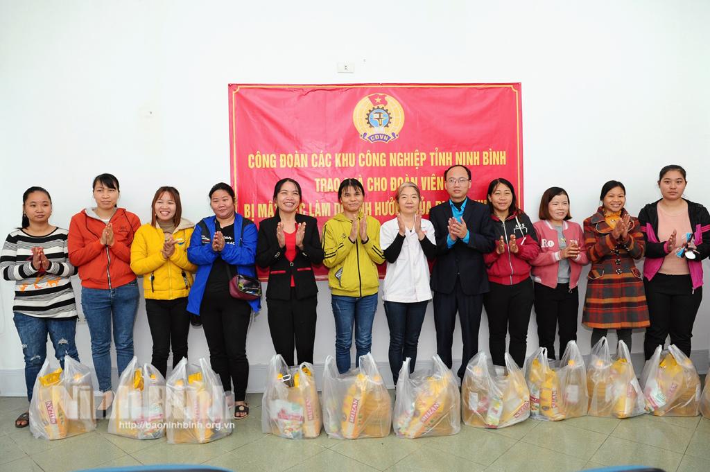 Trao tặng 58 suất quà cho công nhân bị mất việc
