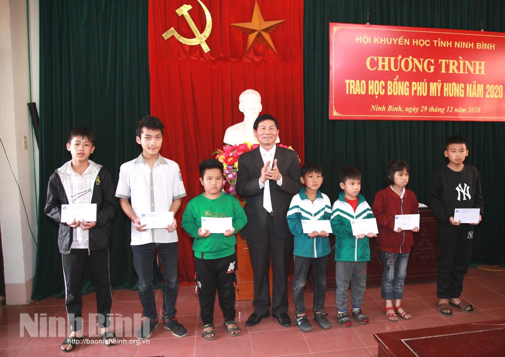 Hội Khuyến học tỉnh tổ chức trao học bổng Phú Mỹ Hưng