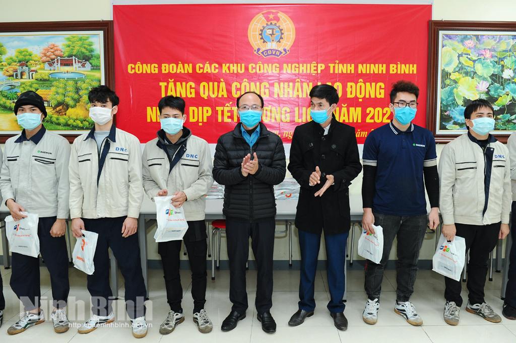 Tặng quà cho công nhân dịp Tết dương lịch
