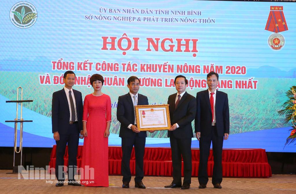 Trung tâm Khuyến nông tỉnh đón nhận Huân chương Lao động hạng Nhất