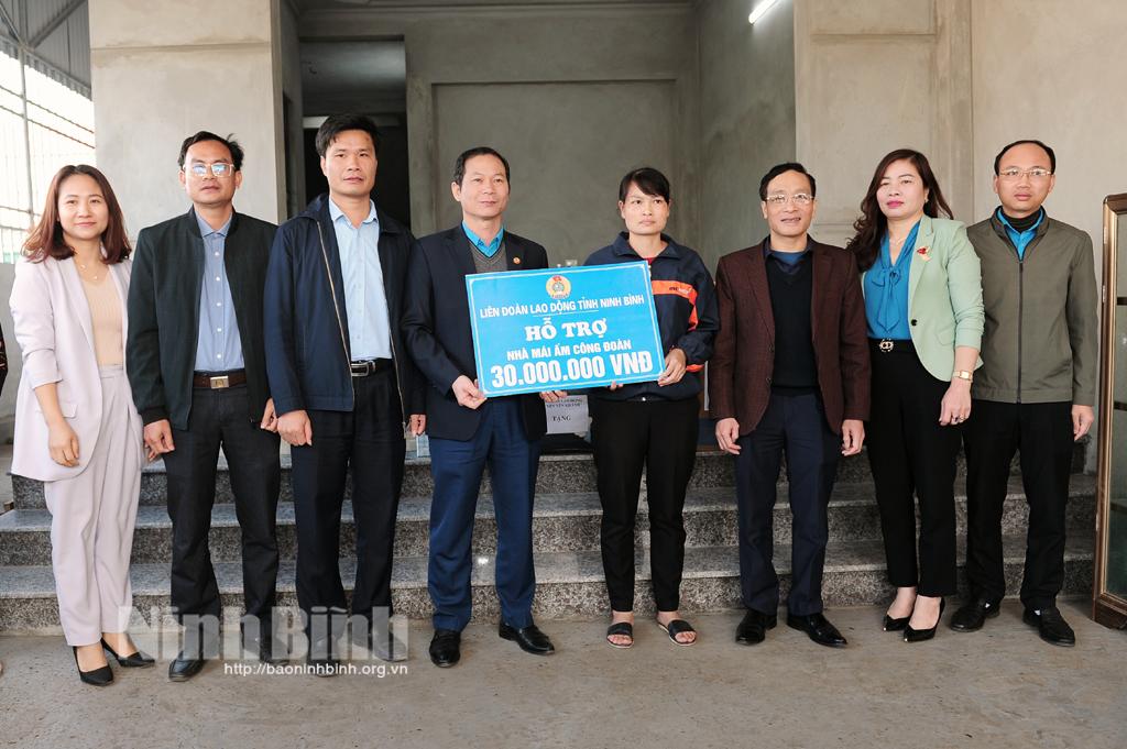 Trao kinh phí hỗ trợ xây dựng 2 "Mái ấm công đoàn"