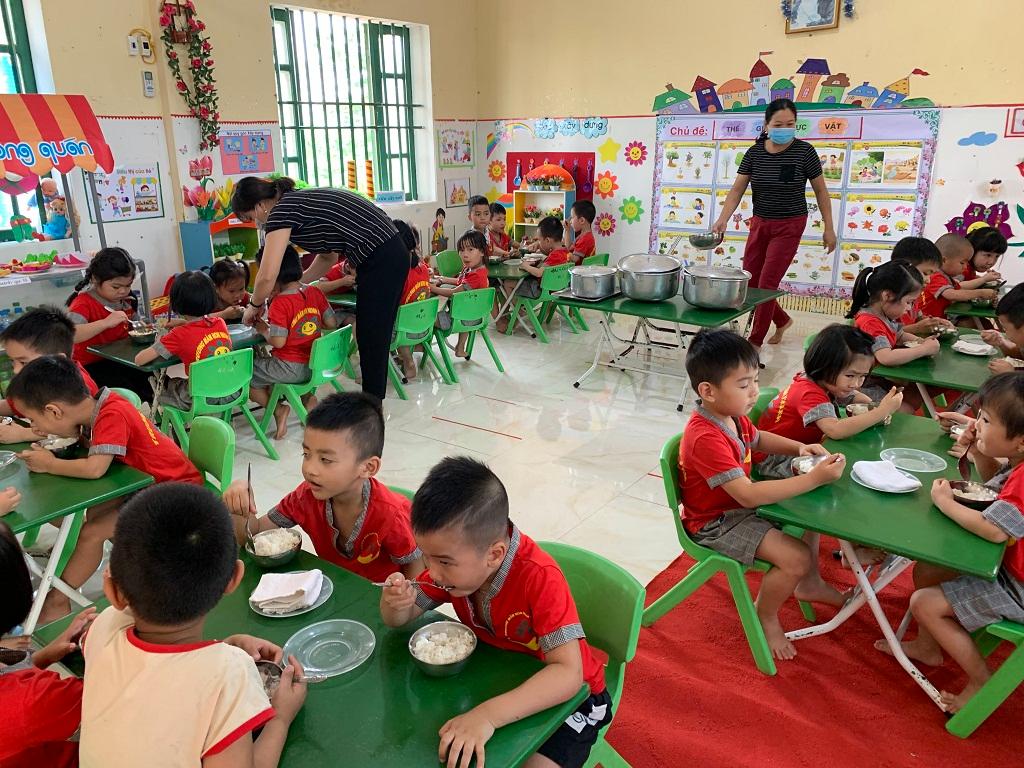 Giữ vệ sinh, an toàn thực phẩm mùa nắng nóng cho học sinh bán trú