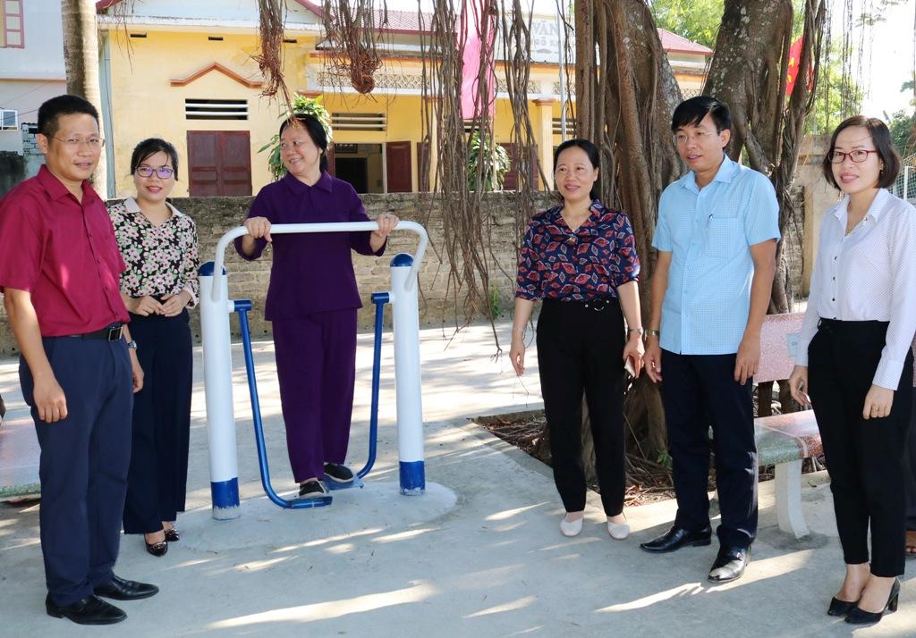 Ra quân vệ sinh môi trường và hỗ trợ lắp đặt dụng cụ thể dục thể thao