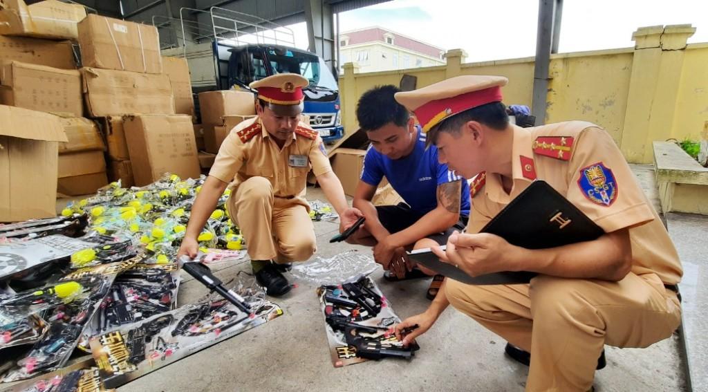 Phát hiện, thu giữ hơn 100 thùng đồ chơi trẻ em không có nguồn gốc