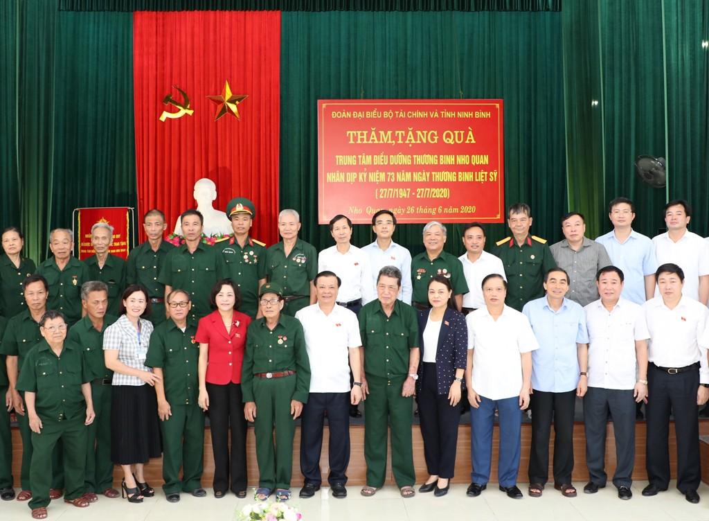 Đồng chí Bộ trưởng Bộ Tài chính thăm, tặng quà Trung tâm thương binh Nho Quan