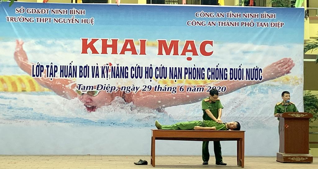 Khai mạc lớp tập huấn bơi và kỹ năng cứu hộ cứu nạn phòng chống đuối nước