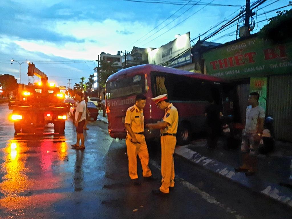 Xe khách đâm liên hoàn trên đường Trần Hưng Đạo