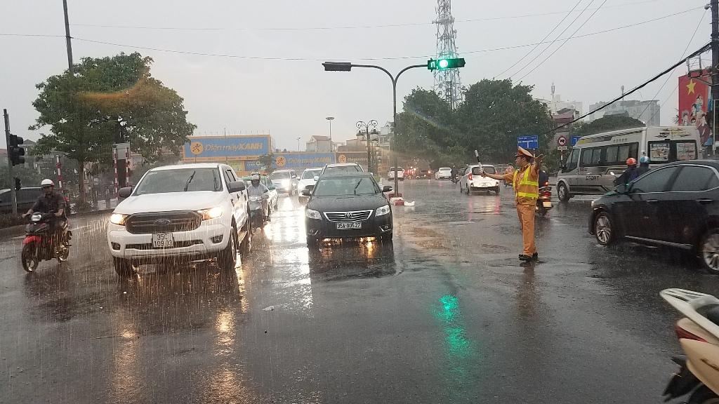 Mưa lớn, nhiều tuyến phố ở thành phố Ninh Bình ngập úng