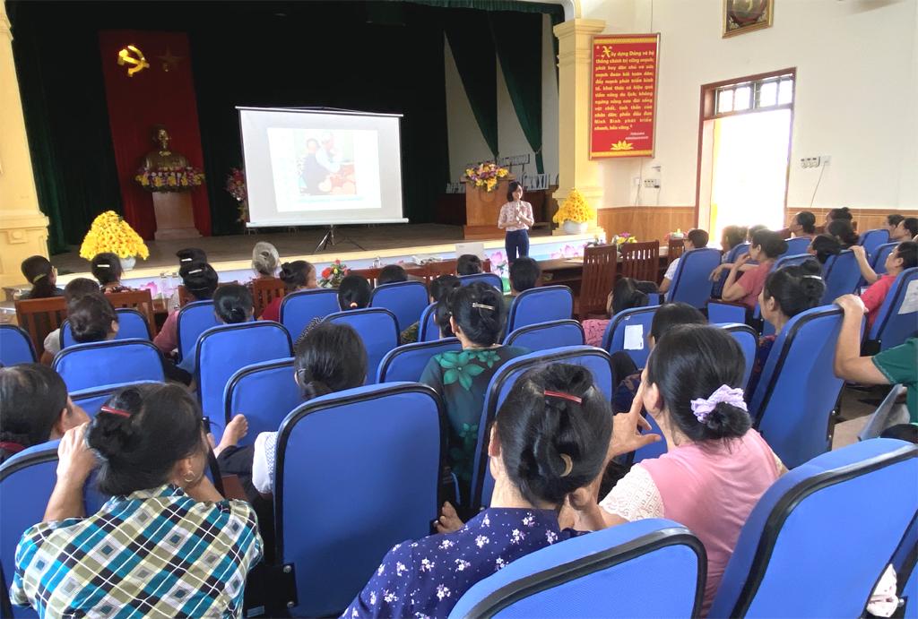 Phổ biến kiến thức về chăm sóc sức khỏe người cao tuổi xã Gia Phong