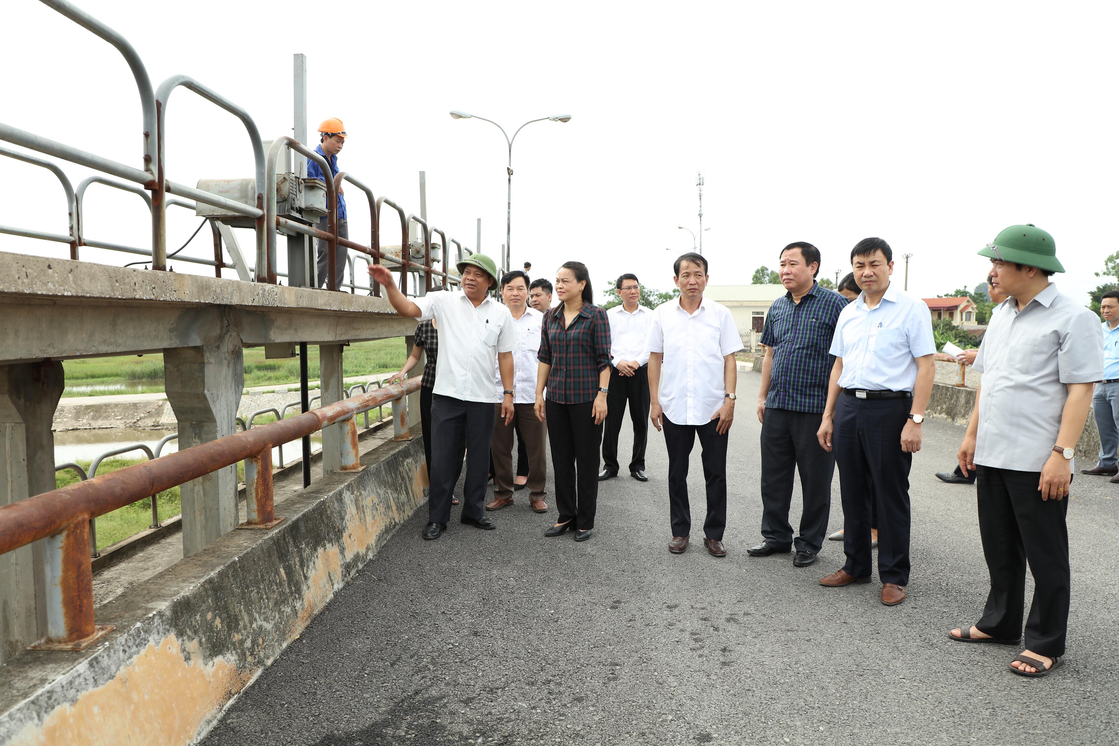 Đoàn công tác của tỉnh thăm các gia đình thương binh, kiểm tra sản xuất và công tác phòng chống lụt, bão trên địa bàn huyện Gia Viễn.