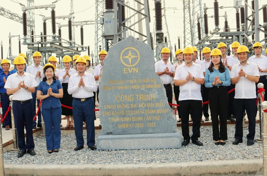 Gắn biển công trình chào mừng Đại hội đại biểu Đảng bộ khối cơ quan và doanh nghiệp tỉnh