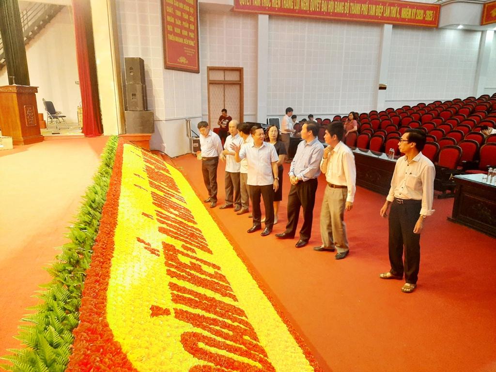 Kiểm tra công tác tuyên truyền, khánh tiết chuẩn bị cho Đại hội các Đảng bộ trực thuộc