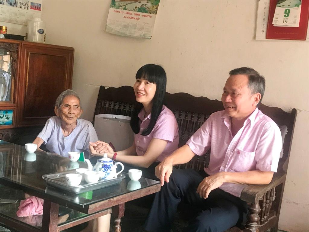 Ngân hàng CSXH chi nhánh tỉnh thăm, tặng quà Mẹ Việt Nam anh hùng