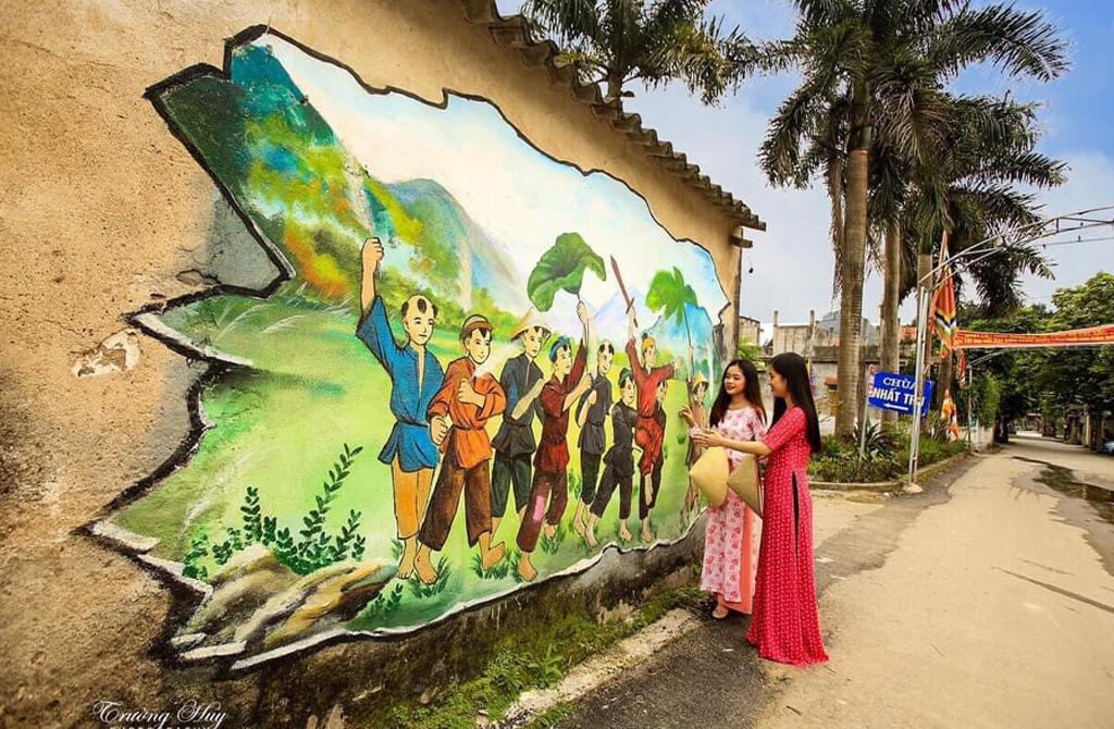 Độc đáo những "con đường bích họa" ở Hoa Lư