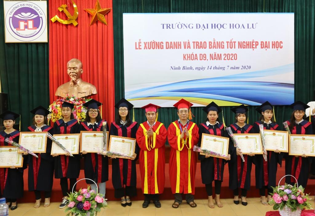 Trường Đại học Hoa Lư tổ chức trao bằng tốt nghiệp cho sinh viên