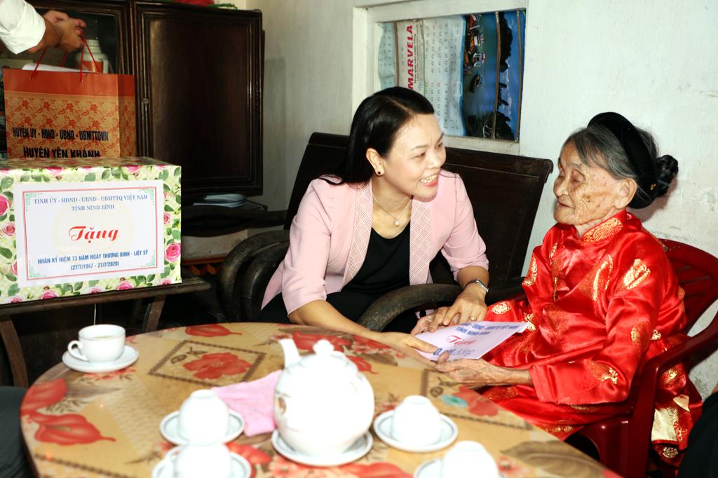 Đồng chí Bí thư Tỉnh ủy thăm, tặng quà nhân Ngày Thương binh, liệt sỹ 27/7
