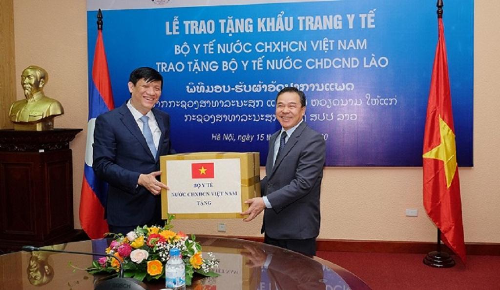 Vietnam presents Laos 200,000 face masks
