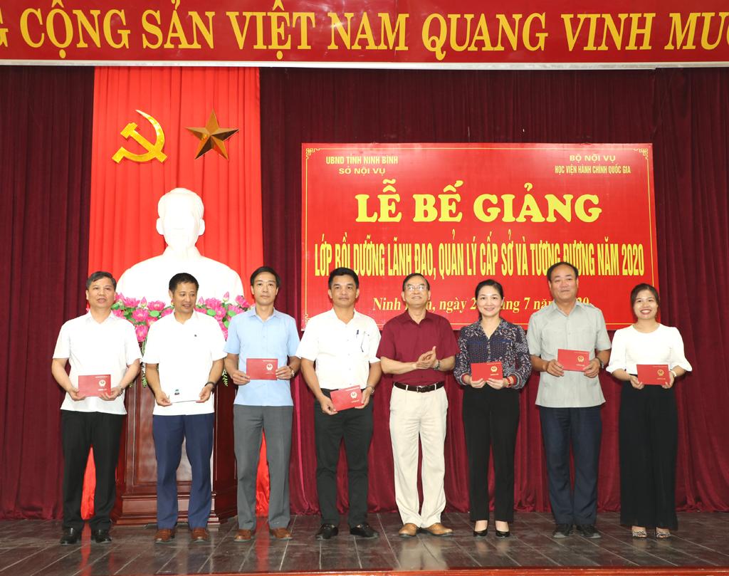 Bế giảng lớp bồi dưỡng lãnh đạo, quản lý cấp sở và tương đương năm 2020