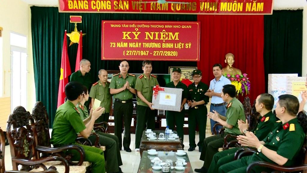 Công an tỉnh thăm, tặng quà, nhân kỷ niệm 73 năm Ngày Thương binh liệt sỹ 27/7