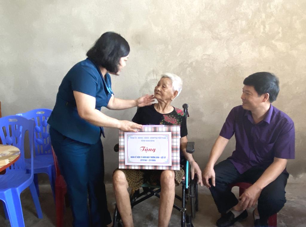 Thăm, tặng quà Mẹ Việt Nam Anh hùng tại huyện Nho Quan và thành phố Tam Điệp