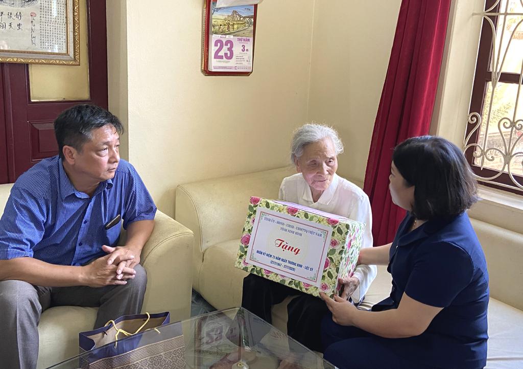 Thăm, tặng quà lão thành cách mạng tại huyện Kim Sơn