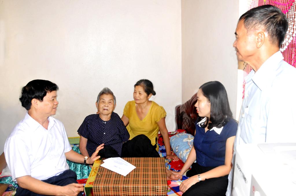 Thăm, tặng quà Mẹ Việt Nam anh hùng tại Gia Viễn