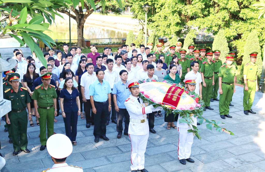 Thành phố Ninh Bình dâng hương tưởng niệm các Anh hùng liệt sĩ