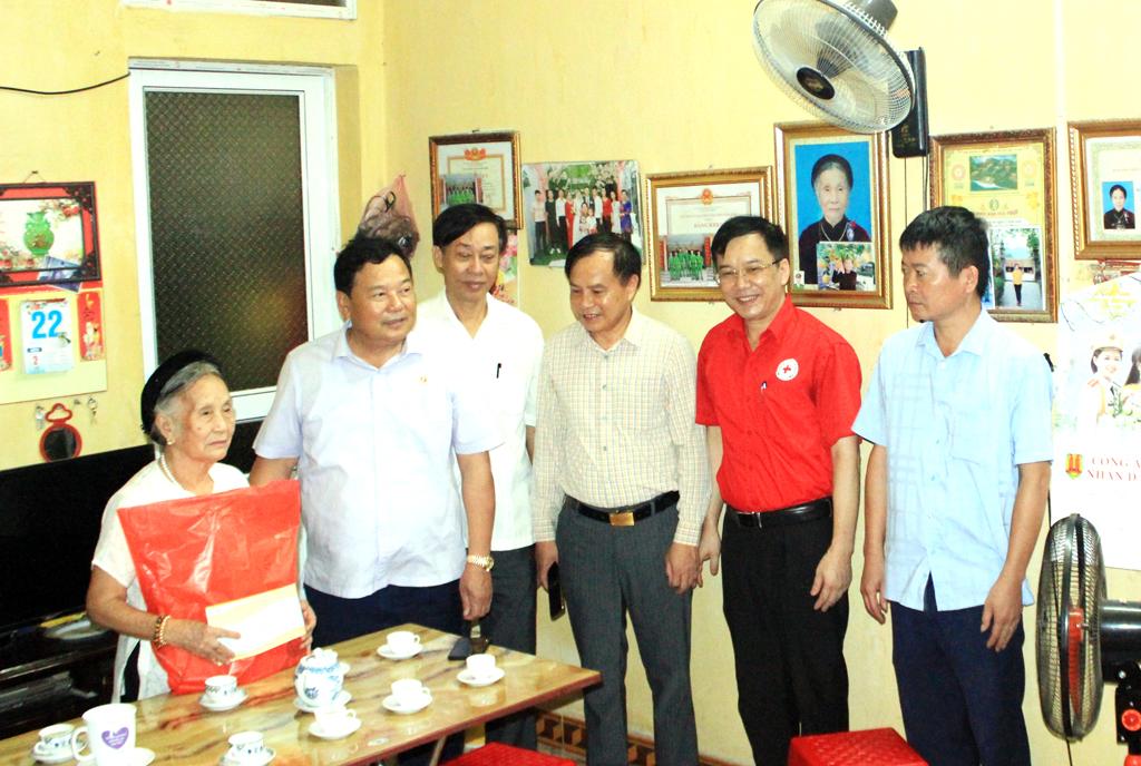 Trao tặng quà tri ân Mẹ Việt Nam anh hùng nhân ngày 27/7