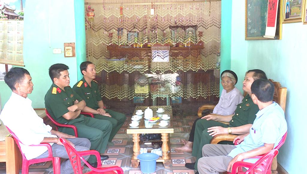 Bộ CHQS tỉnh thăm, tặng quà các gia đình chính sách