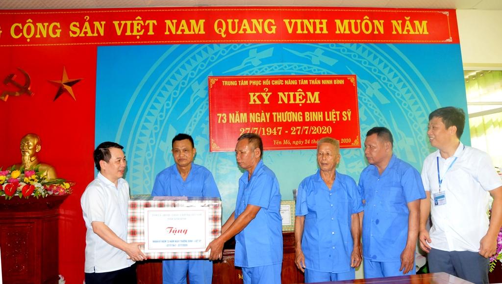 Đồng chí Phó Chủ tịch Thường trực HĐND tỉnh thăm, tặng quà nhân kỷ niệm 27/7