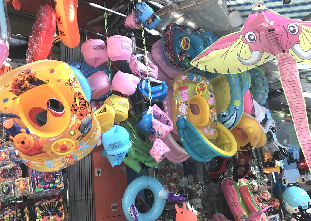 Áo phao, phao bơi trẻ em hút khách ngày hè nắng nóng