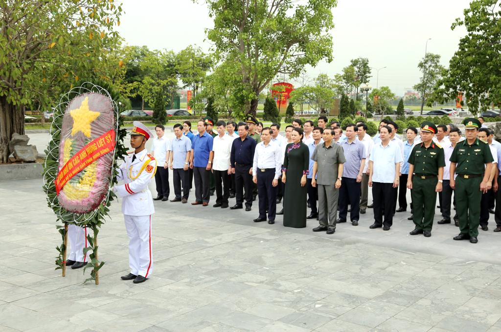 Các đồng chí lãnh đạo tỉnh dâng hương tưởng nhớ các Anh hùng liệt sỹ nhân dịp 27/7