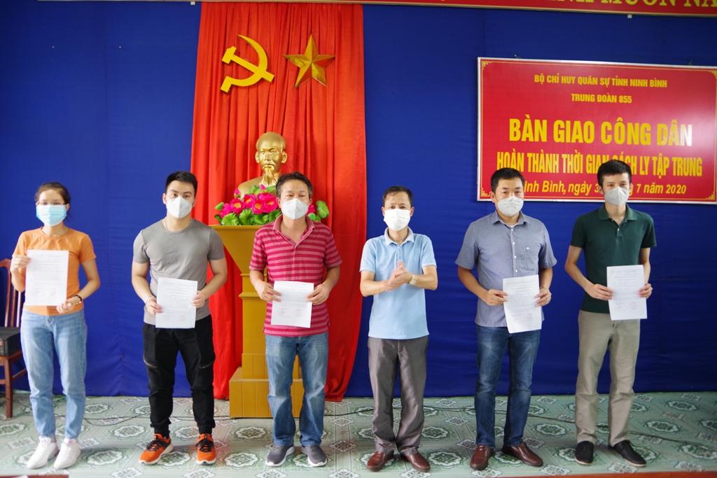 Bộ CHQS tỉnh bàn giao 45 công dân hoàn thành thời gian cách ly tập trung